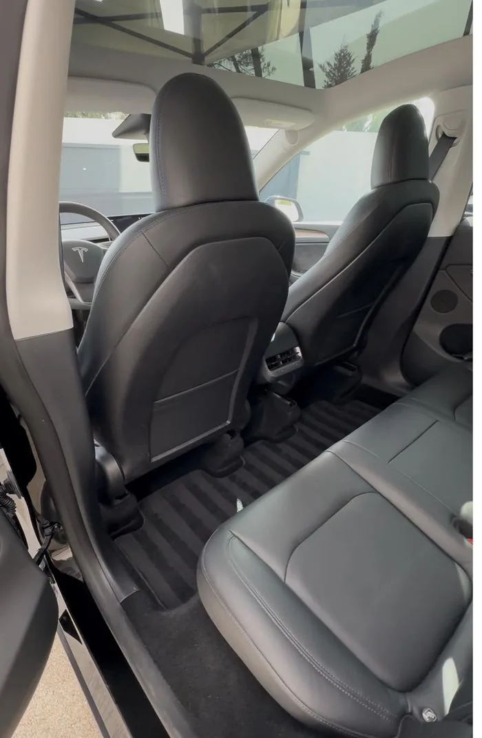Intérieur arrière d'une Tesla Model Y nettoyé