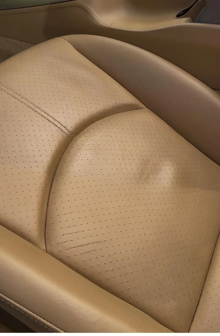 Détail d'un siège en cuir avant et après nettoyage